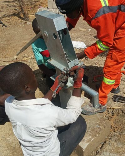 Installation d'une pompe à eau au Cameroun